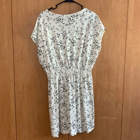 H&M dress. White with tan dots and black flowers. 100% cotton size Medium. - Picture 7 of 8